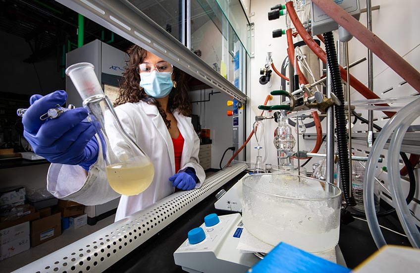 bottle-62321 Researcher in lab.