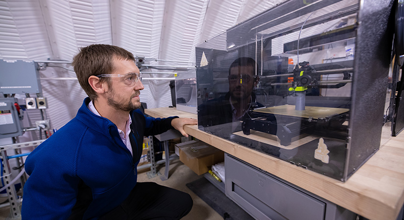 paul-murdy-3dprint-79215 Researcher examines a 3D printer in process.