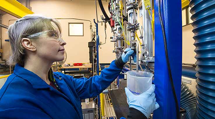 Women experimenting with bioenergy