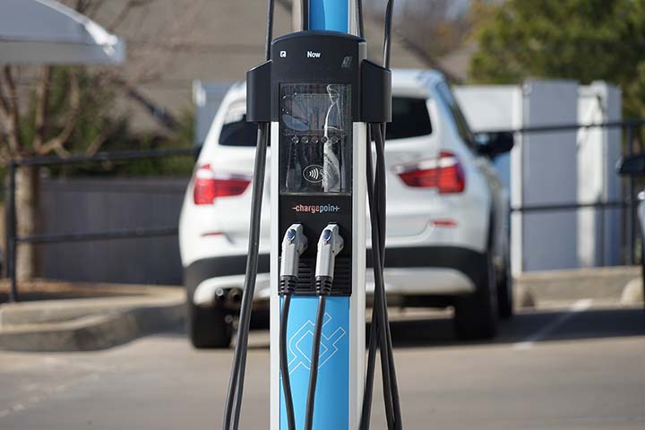 2018-09-photo-04 Chargepoint Level 2 electric vehicle supply equipment in the foreground and an electric vehicle in the background at BMW of Tulsa.