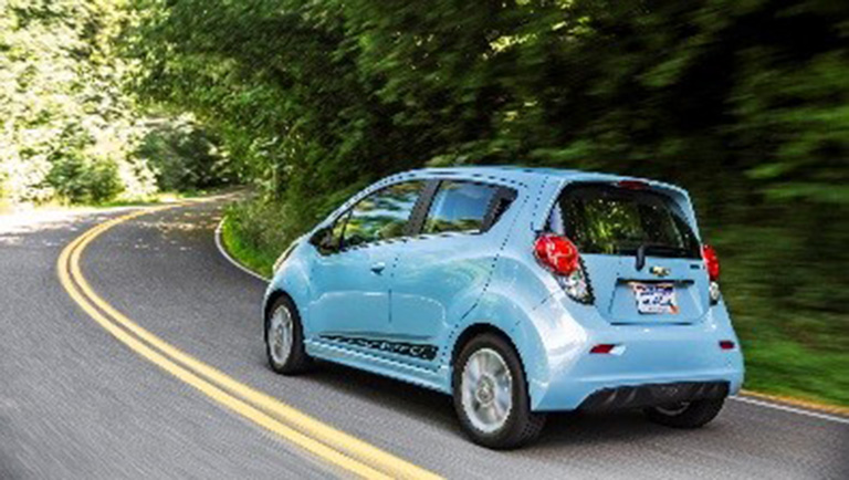 thsc-201804-4 Photo of a car driving on a road through the forest