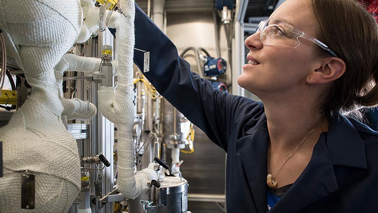 thsc_news_49095_768x434 Photo of a researcher works with a plug flow reactor in a lab